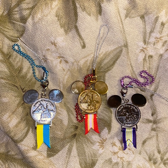 New Disney Mascot Medal Keychains - Picture 1 of 6